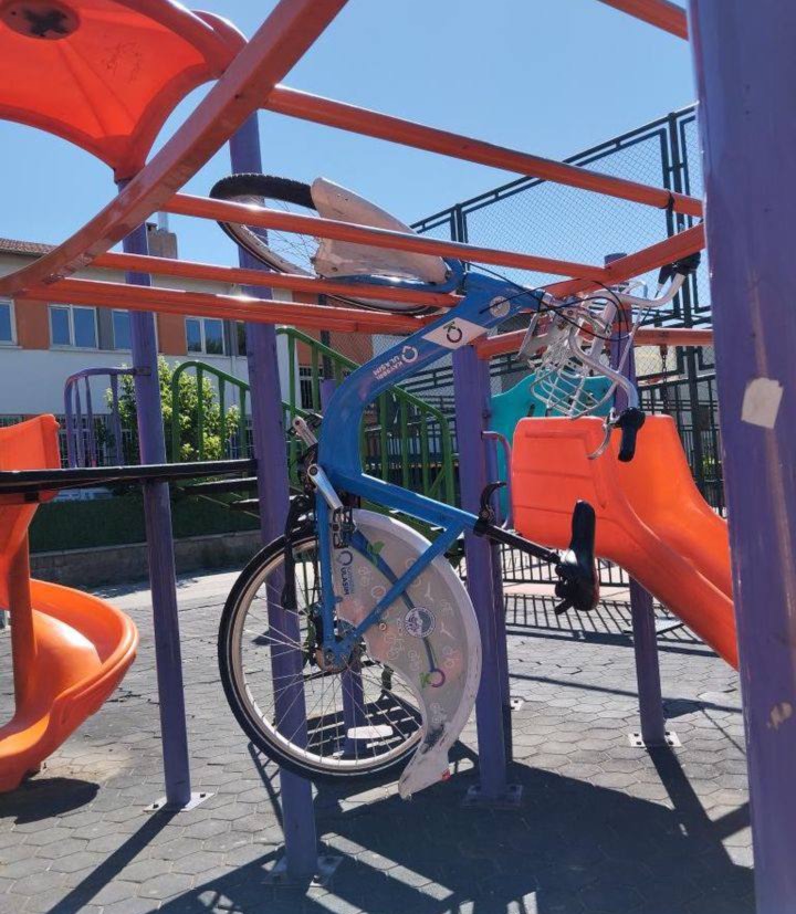 Kayseri’de ilginç görüntü: bisikleti park demirine astılar